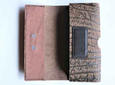 Cell phone pouch showing magnetic shutting mechanism.